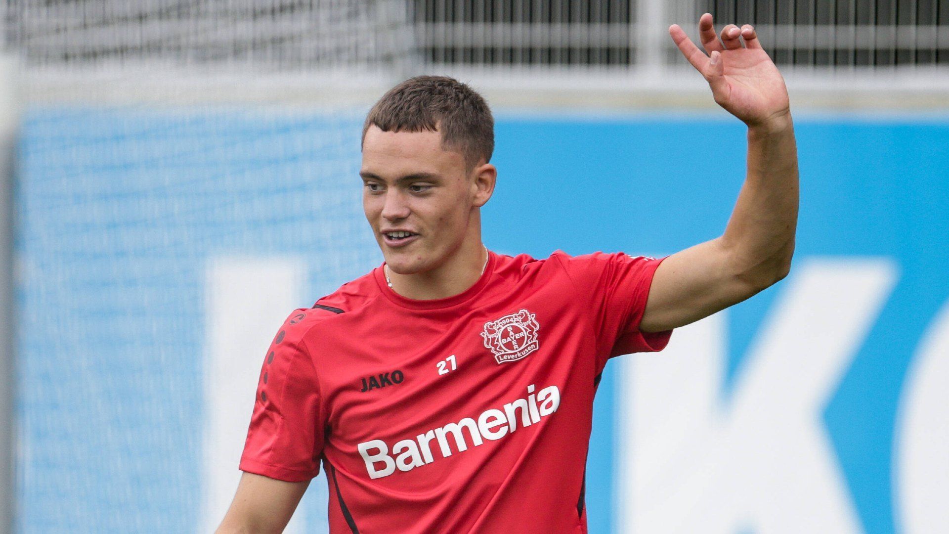 
                <strong>Florian Wirtz (Bayern Leverkusen)</strong><br>
                Wenn die Portokasse der Münchner in der Zukunft dann wieder mehr gefüllt ist, soll Supertalent Florian Wirtz ganz oben auf der Liste von Salihamidzic und Co. stehen. So soll der Rekordmeister bereits jetzt vorarbeiten, um einen möglichen Transfer des 18-Jährigen in Zukunft über die Bühne zu bringen. Dem Bericht zufolge besitzt der Nachfolger von Kai Havertz in Leverkusen nach der Saison 2022/23 eine Ausstiegsklausel in seinem Vertrag. So könnten die Münchner die Verhandlungen mit Bayer Leverkusen leicht umgehen. Mit dem Spieler selbst habe man sich bereits ausgetauscht und das Interesse hinterlegt. Nach einem Besuch in München soll sich Wirtz einen zukünftigen Wechsel zu den Bayern durchaus vorstellen können. Nachdem der Transfer von Havertz noch verpasst wurde, will sich "Brazzo" das nächste deutsche Mega-Talent aus Leverkusen offenbar nicht entgehen lassen.
              