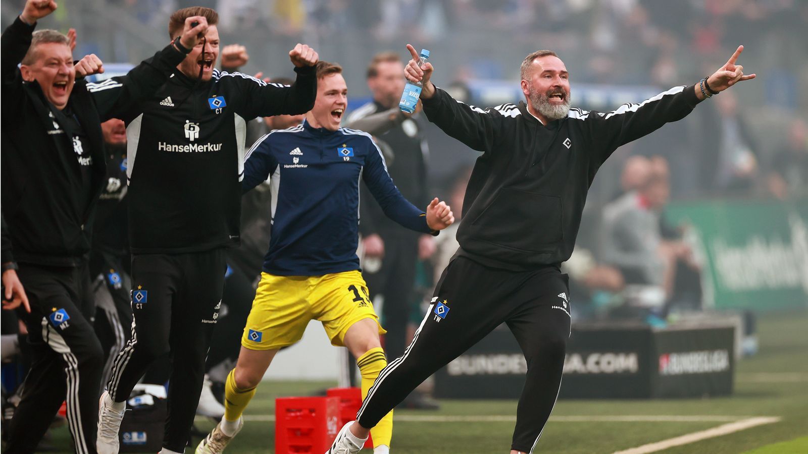 
                <strong>Erleichterung bei Tim Walter</strong><br>
                Entsprechend freute sich Coach Tim Walter, nachdem sein Team einen zwischenzeitlichen 0:1-Rückstand in eine 3:1-Führung verwandeln konnte. Aber noch war das Derby lange nicht zu Ende. 
              