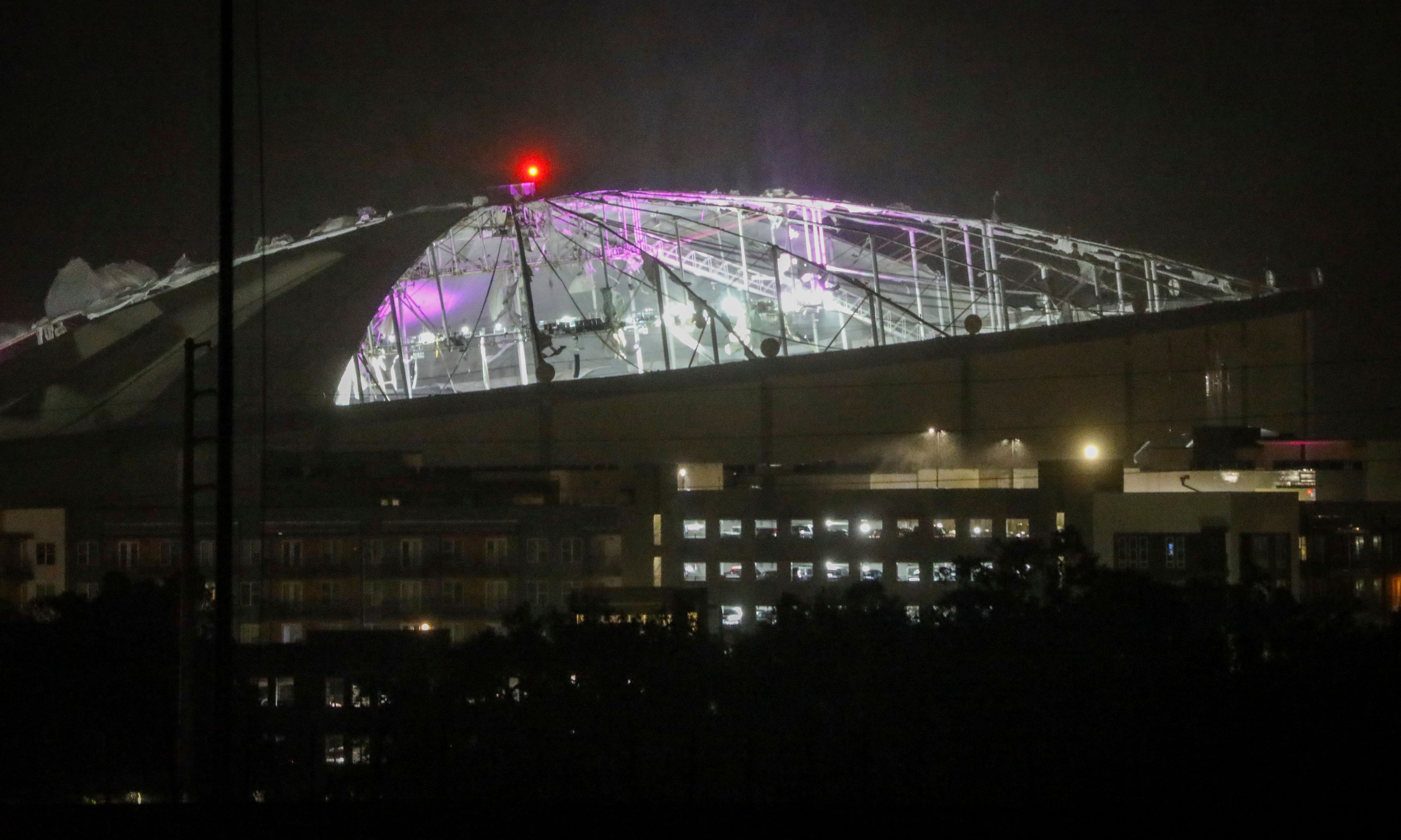 Auch dort, wo sonst tausende Sportfans Baseball-Spiele verfolgen, hinterlässt "Milton" seine Spuren. Das Tropicana Field, die Heimstätte der Tampa Bay Rays, ist offenbar schwer beschädigt.