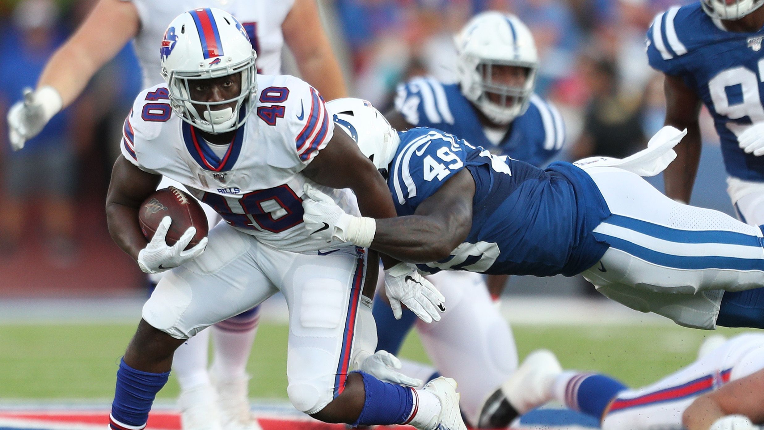 
                <strong>AFC Wild Card Round #7 Colts at #2 Bills 24:27</strong><br>
                Es war eine enge Kiste in Buffalo, am Ende setzten sich die Bills hauchdünn gegen die Colts durch. In der Divisional Round haben Josh Allen und Co. auf jeden Fall erneut Heimrecht. Der Gegner wird am Sonntag ermittelt. Gewinnen die Pittsburgh Steelers gegen die Cleveland Browns, kommen die Steelers nach Buffalo. Gewinnen die Browns, wird der Gegner der Bills im Duell zwischen den Tennessee Titans und den Baltimore Ravens ermittelt. 
              