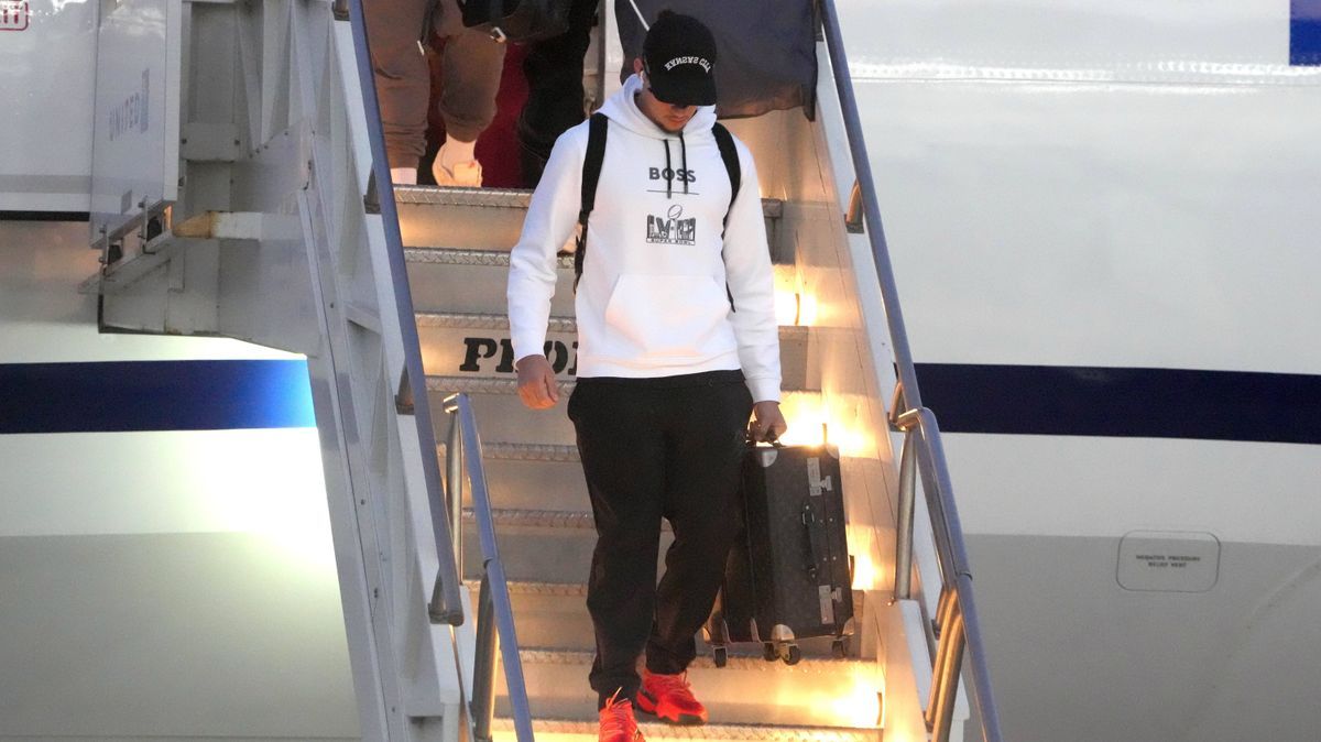 NFL, American Football Herren, USA Super Bowl LVIII-Kansas City Chiefs Team Arrivals Feb 4, 2024; Las Vegas, NV, USA; Kansas City Chiefs quarterback Patrick Mahomes exits plane during Super Bowl 58...