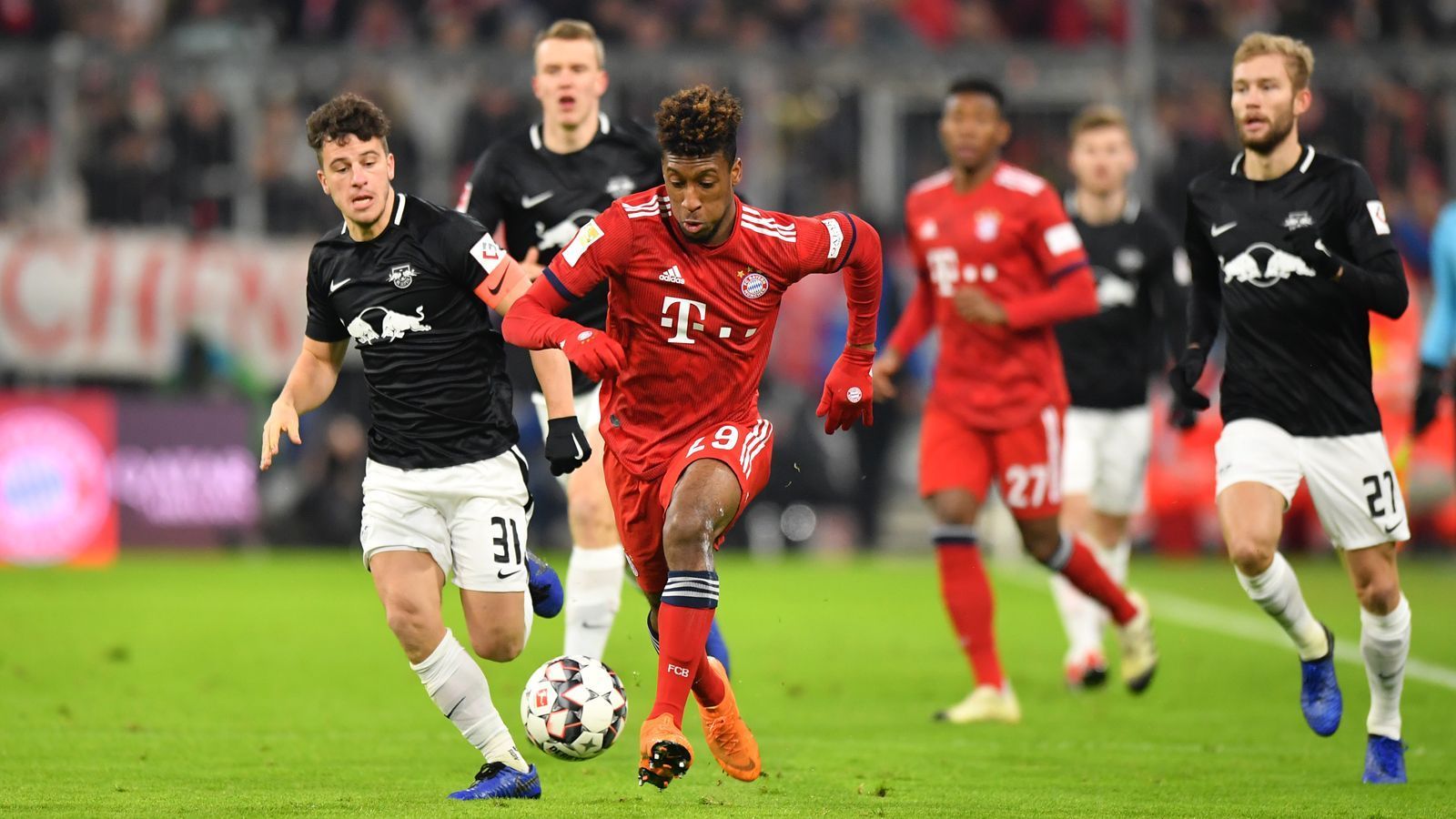 
                <strong>Deutschland</strong><br>
                Für den FC Bayern München um Kingsley Coman (re.) ist das Pokalfinale 2019 in Berlin schon fast Business as usual. Ganze 28 Mal konnten die Münchner den DFB-Pokal bislang gewinnen und streben am 25. Mai 2019 den nächsten Erfolg an, nachdem man im Vorjahr überraschend gegen Eintracht Frankfurt verlor. Im Halbfinale setzten sich die Bayern nach emotionaler Schlussphase per Elfmetertor von Robert Lewandowski mit 3:2 in Bremen durch und treffen nun in Berlin auf RB Leipzig. Die Sachsen, erst 2009 gegründet, stehen im zehnten Jahr des Vereinsbestehens erstmals im Endspiel um den DFB-Pokal. Im Halbfinale behauptete sich die Mannschaft um Diego Demme (li.) mit 3:1 beim Zweitligisten Hamburger SV.
              