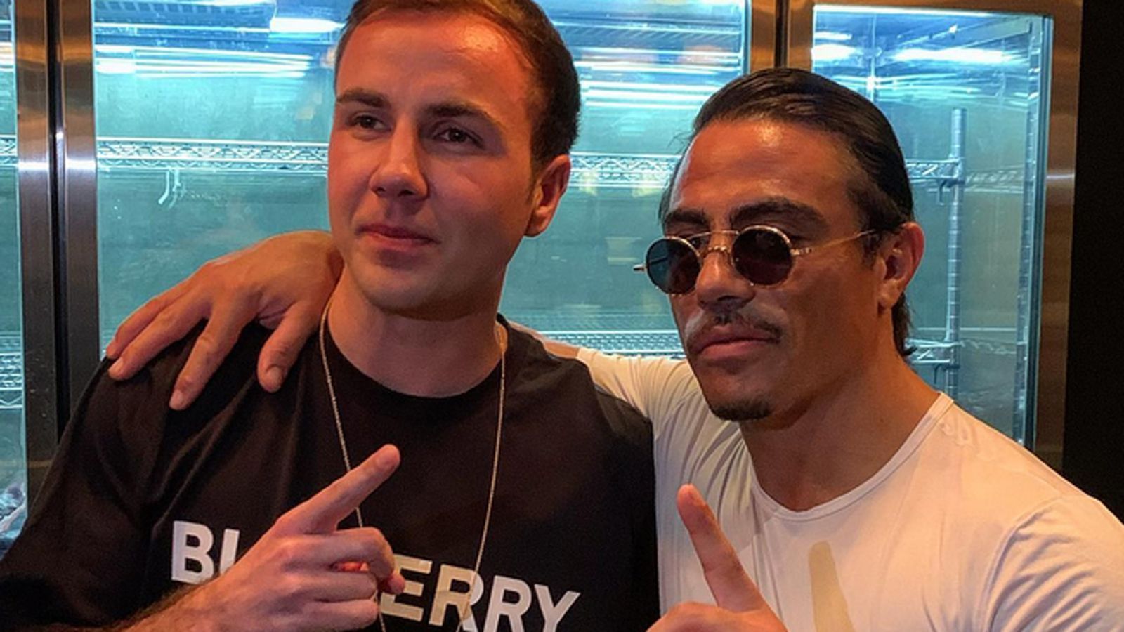 
                <strong>Auch Götze zu Besuch bei Gökce</strong><br>
                Mario Götzes Besuch beim Salt Bae verlief hingegen reibungslos. Verblüffend: Der WM-Finaltorschütze von 2014 und Nusret Gökce haben fast den gleichen Nachnamen.
              