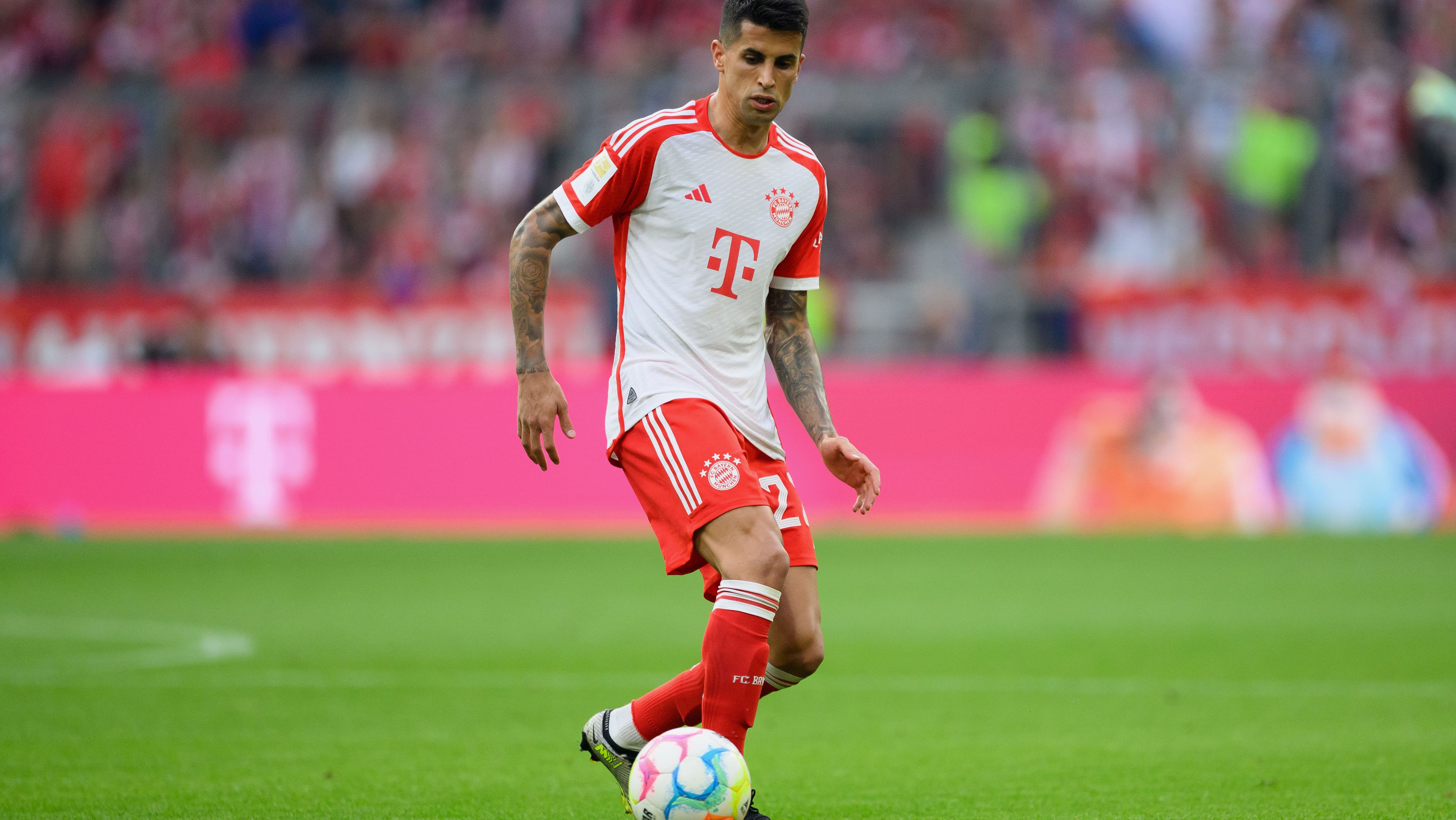 <strong>2022/2023</strong><br>Da Mazraoui nach der WM ausfällt, wird zu Beginn des Jahres 2023 Joao Cancelo (Foto) von Manchester City ausgeliehen. Der Portugiese schlägt wunderschöne Flanken, verteidigt links wie rechts, ist aber zu teuer für eine feste Verpflichtung. Immerhin darf Pavard in der vergangenen Spielzeit häufiger in der von ihm bevorzugten Innenverteidigung auflaufen.