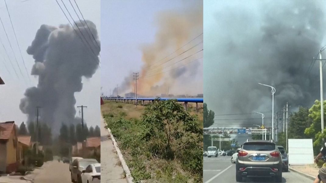 Dichte Rauchwolken steigen nach einer Explosion aus einer Chemiefabrik in China auf.