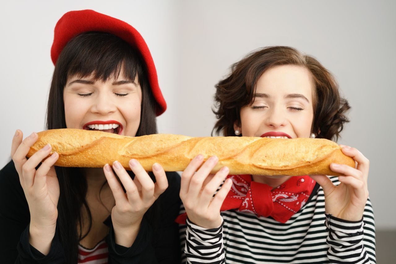 Frankreich: Erst gegen Ende des 19. Jahrunderts wurde das Baguette in Paris Mode und eroberte dann zu Beginn des 20. Jahrhunderts ganz Frankreich. Seit 1993 ist vorgeschrieben, dass es nur aus Wasser, Weizenmehl, Hefe und Salz bestehen darf.