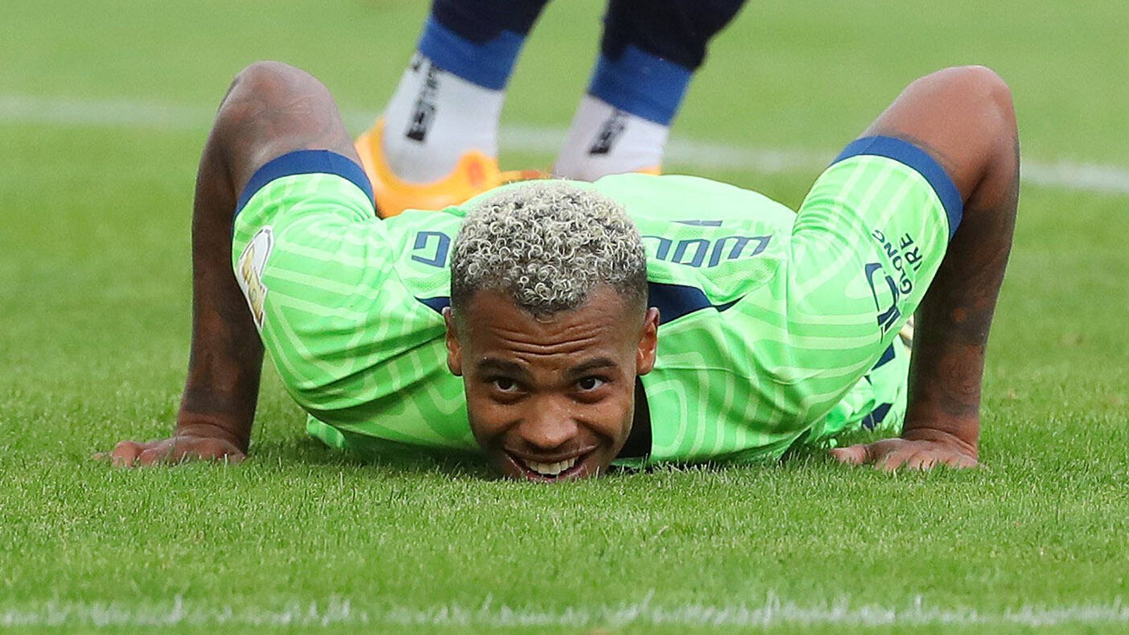 
                <strong>VfL Wolfsburg</strong><br>
                Im Pokal war es für Lukas Nmecha und den VfL Wolfsburg ziemlich knifflig. Omar Marmoush erlöste die Wölfe in der Nachspielzeit mit den 1:0 beim Viertligisten FC Carl Zeiss Jena. Das Spiel wies gewisse Parallelen zur vergangenen Saison auf, als der VfL ebenfalls weitgehend unter seinen Möglichkeiten geblieben war. Die Qualität im Kader ist sicher vorhanden, um sich zu steigern. Auch Neu-Coach Niko Kovac hat schon bewiesen, dass er ein Top-Trainer sein kann. Für einen ersten Schritt muss der VfL zum Auftakt gegen Werder Bremen allerdings ein anderes Gesicht als am vergangenen Wochenende zeigen.
              
