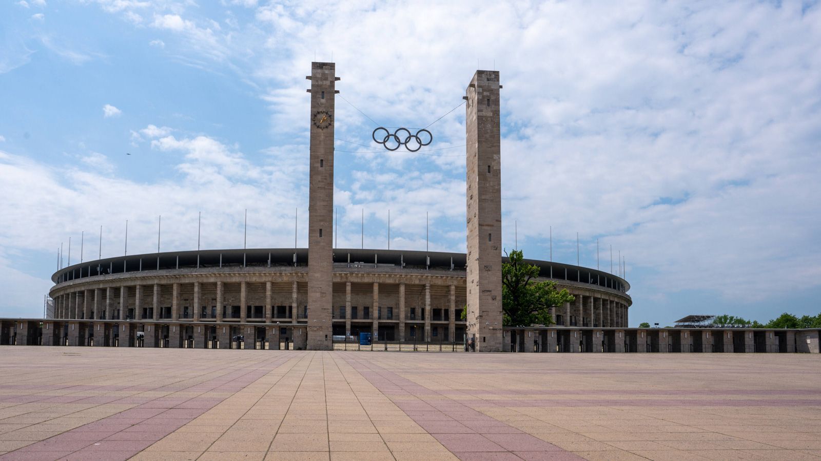 <strong>Olympiastadion in Berlin</strong><br> Dass Football im Olympiastadion funktioniert, wurde jahrelang durch die Berlin Thunder in der NFL Europe bewiesen. Die Laufbahn, die bei Heimspielen von Hertha BSC oder beim DFB-Pokal-Finale eher als störend wahrgenommen wird, ließe genug Platz für die Sidelines. Ein Fassungsvermögen von fast 75.000 Zuschauern und die Lage in der deutschen Hauptstadt sind weitere Argumente.
