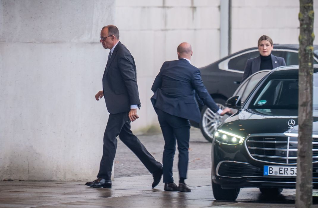 Zwei Tage nach der gewonnenen Bundestagswahl berät Unions-Kanzlerkandidat Friedrich Merz (CDU, Bild) mit Kanzler Olaf Scholz (SPD) über das Vorgehen in der Übergangsphase.