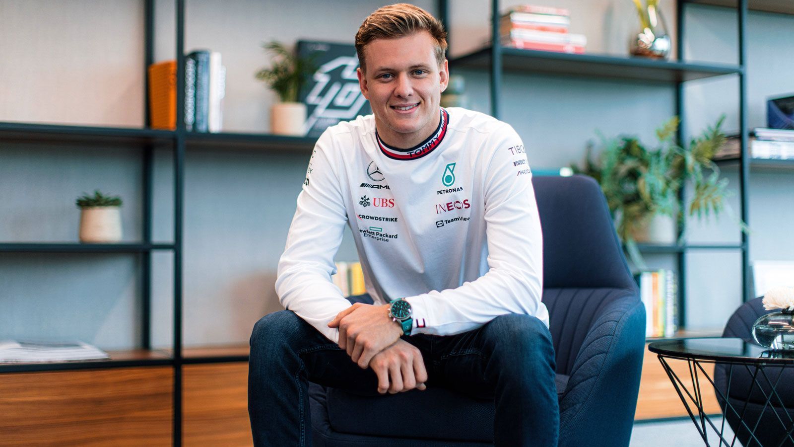 
                <strong>Formel 1: Alle Fahrer und Ersatzfahrer für die Saison 2023</strong><br>
                Die Cockpits für die Saison 2023 in der Formel 1 sind vergeben. Nach seinem Aus bei Haas unterschreibt Mick Schumacher einen Vertrag als Ersatzfahrer bei Mercedes und fungiert damit als Backup für Lewis Hamilton und George Russell. ran hat alle Teams und ihre Piloten in der Galerie zusammengefasst. (Stand: 16. Dezember 2022)
              