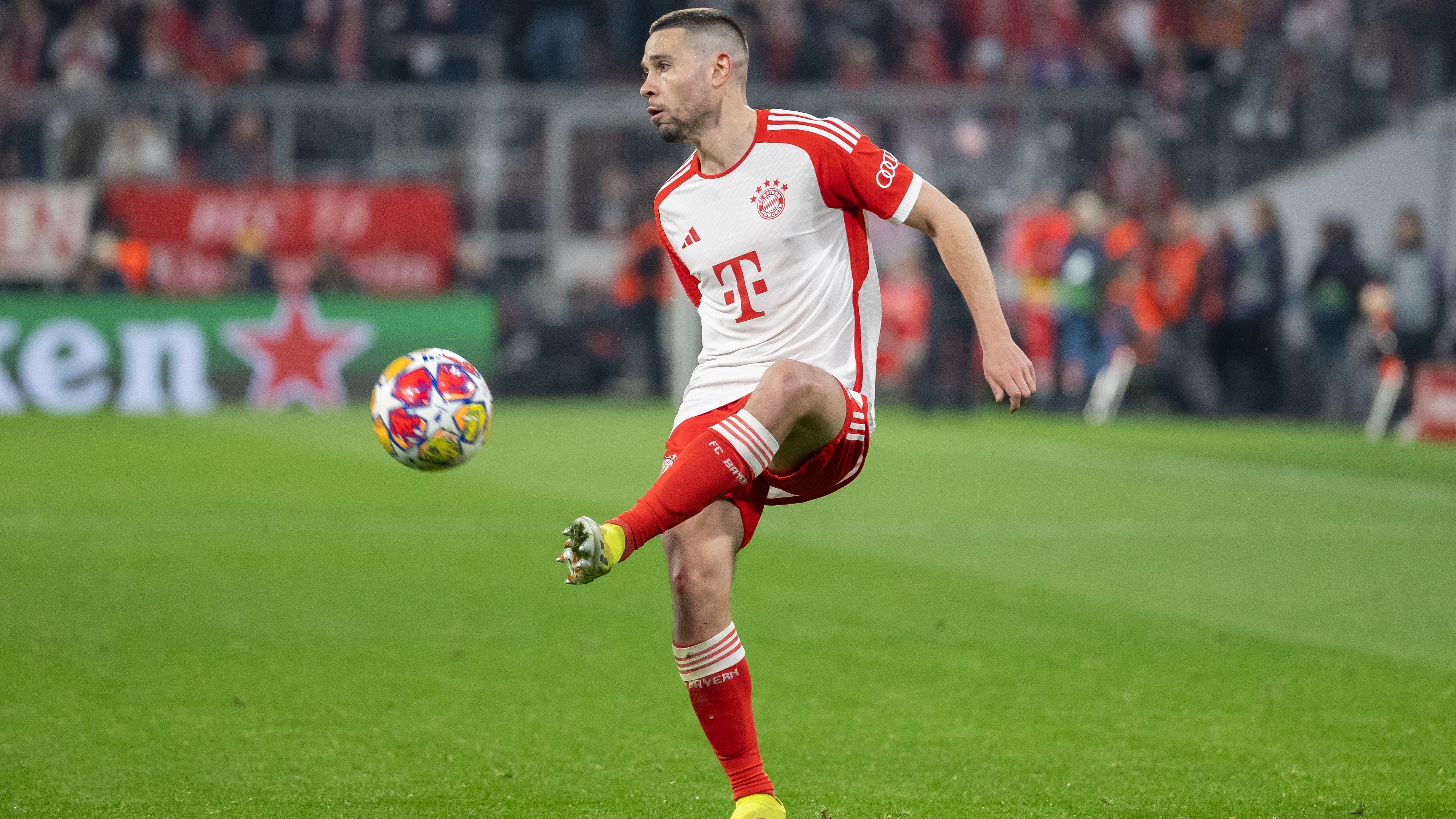 <strong>Raphael Guerreiro</strong><br>Es gab einen guten Grund, wieso der FC Bayern Raphael Guerreiro verpflichtet hat: Er ist eine eierlegende Wollmilchsau. Aktuell ist er im linken Mittelfeld gefragt, weil Kingsley Coman (erneut) verletzt ist und Serge Gnabry wohl noch keine 90 Minuten spielen kann. Zuletzt bestach er auch mit Torgefahr und gab den Dosenöffner gegen Arsenal.