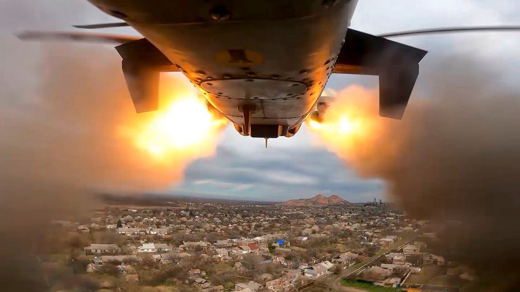 Auf dem vom russischen Verteidigungsministerium veröffentlichten Videostandbild feuert ein Ka-52-Kampfhubschrauber Raketen auf ein Ziel an einem unbekannten Ort in der Ukraine.