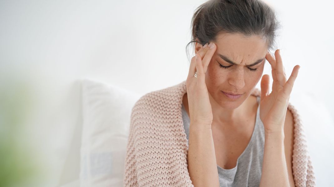 Kopfschmerzen kommen und gehen - teilweise ohne erkennbaren Grund. Wir klären, welche kuriosen Ursachen Kopfschmerzen haben können. 