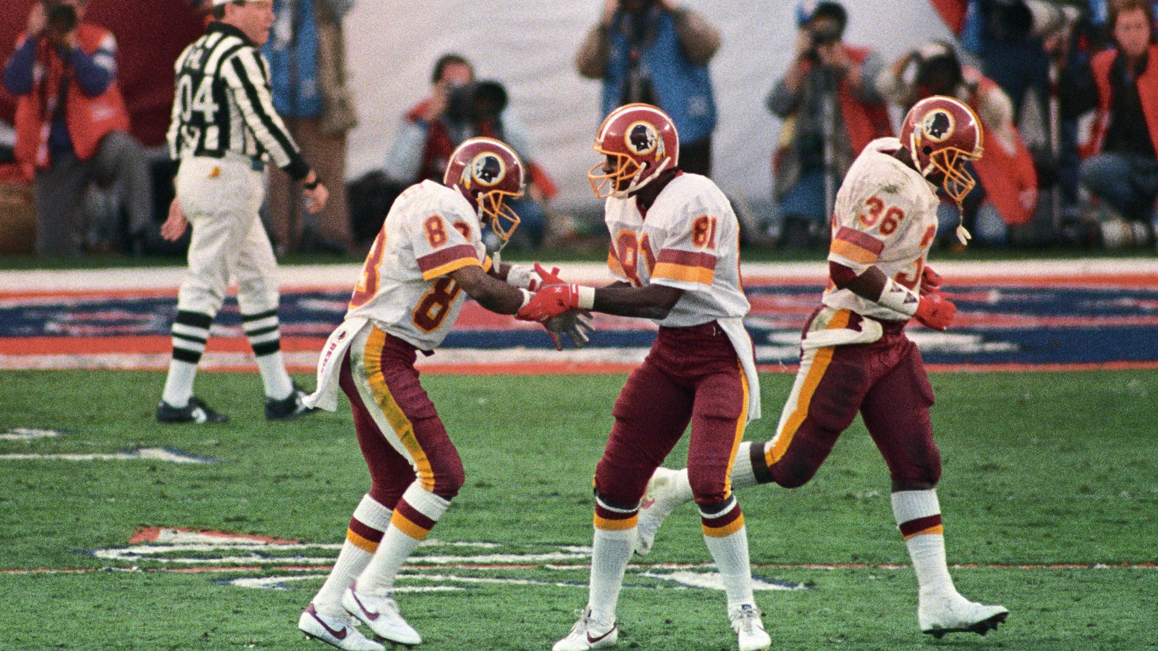 <strong>Washington Redskins (1989)</strong><br>Mit den drei Wide Receivern Ricky Sanders (1.138 Yards, links), Hall of Famer Art Monk (1.186 Yards, mittig) und Gary Clark (1.229 Yards), der nicht im Bild ist, zogen die damaligen Redskins 1989 nach. Für einen Einzug in die Playoffs reichte es allerdings trotzdem nicht.