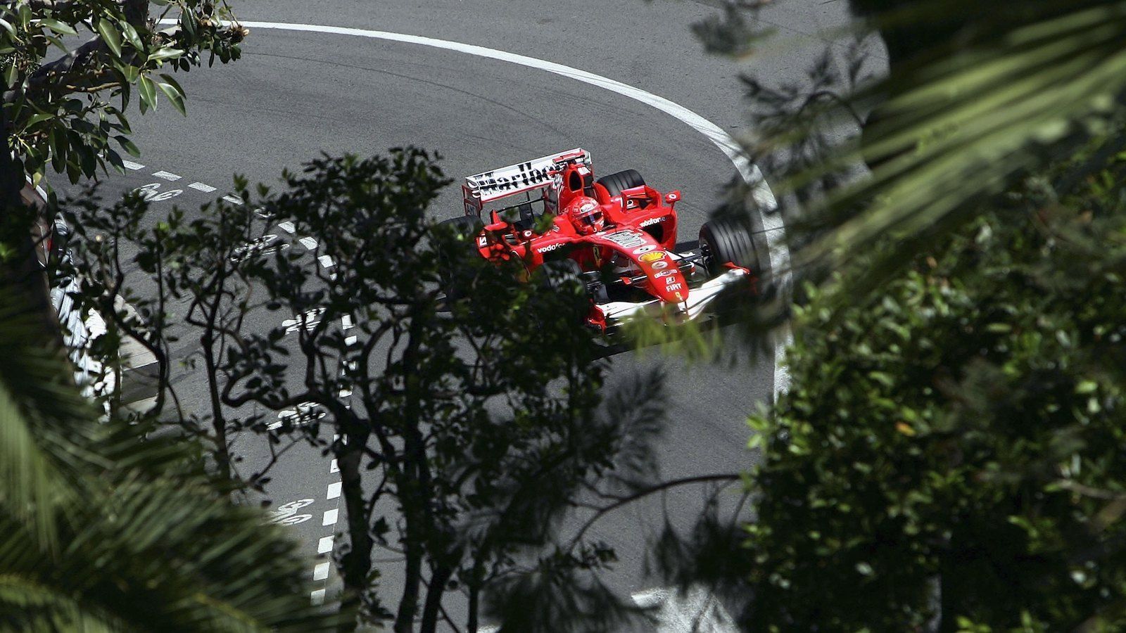 
                <strong>2006, Monte Carlo: Schumi-Verbremser in der Rascasse </strong><br>
                Michael Schumacher hat im Monaco-Qualifying die beste Zeit inne, als er in der Rascasse-Kurve einen Verbremser antäuscht und so die Engstelle im Fürstentum für seinen schärfsten Konkurrenten Fernando Alonso zumacht. Schumi muss vom letzten Platz starten und beendet das Rennen als  Fünfter. Alonso fährt den Sieg ein.
              
