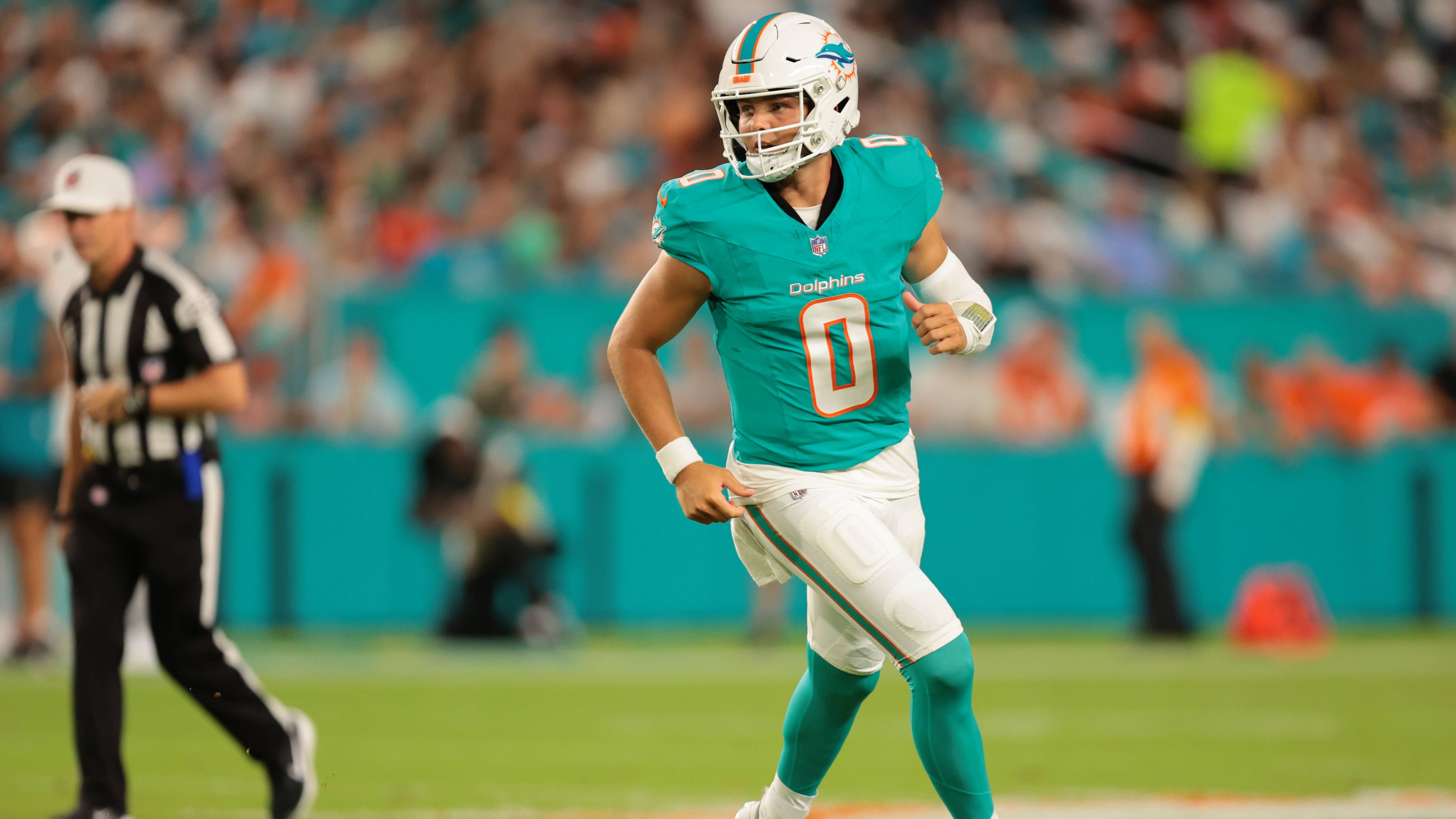 <strong>Zach Wilson (Miami Dolphins)</strong><br><strong>Alter:</strong>&nbsp;26<br><strong>Draftpick:</strong> 2 im Jahr 2021<br><strong>Jahresgehalt 2025:</strong>&nbsp;bis zu 2,2 Millionen Dollar<br><strong>Beste Saison:</strong> 2023 bei den New York Jets mit 2.271 Passing Yards, 211 Rushing Yards, 8 Touchdowns und 7 Interceptions in 12 Spielen