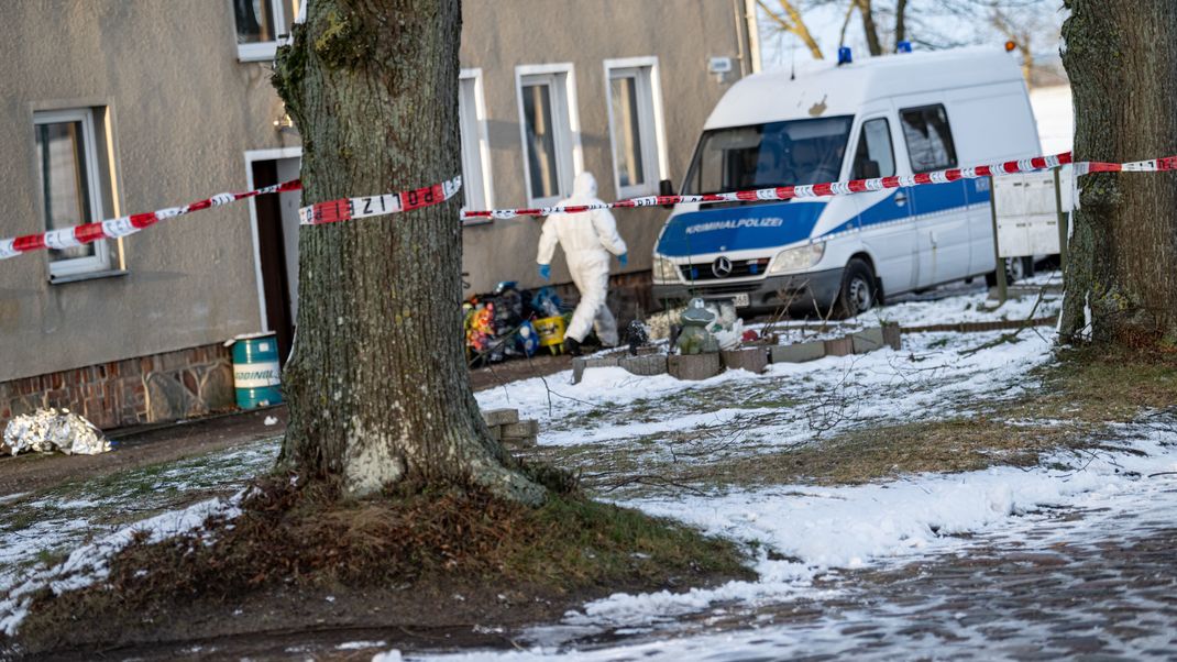 Einsatzkräfte der Spurensicherung nach der Attacke mit einem Stichwerkzeug, bei dem ein Jugendlicher und eine Frau getötet wurden.