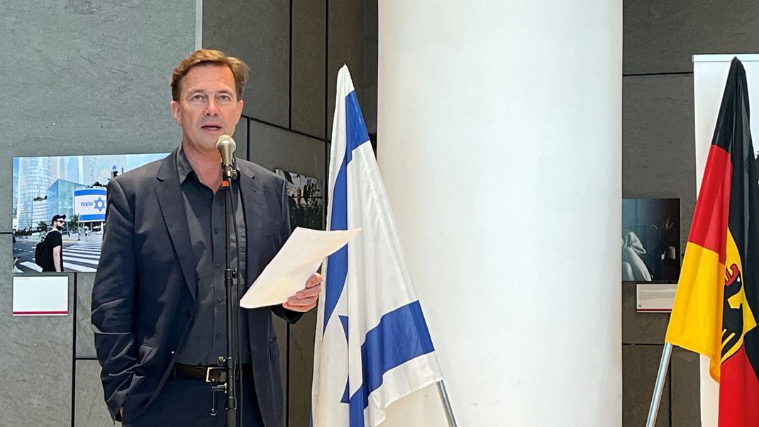 Der deutsche Botschafter in Israel, Steffen Seibert, spricht bei der Eröffnung der Ausstellung «Humans of October 7th», des israelischen Künstlers und Fotojournalisten Erez Kaganovitz, in der deutschen Botschaft in Tel Aviv.&nbsp;