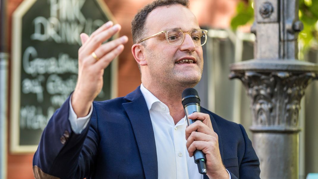 Jens Spahn fordert strikte Grenzkontrollen und die konsequente Umsetzung der Dublin-Regeln in der EU.