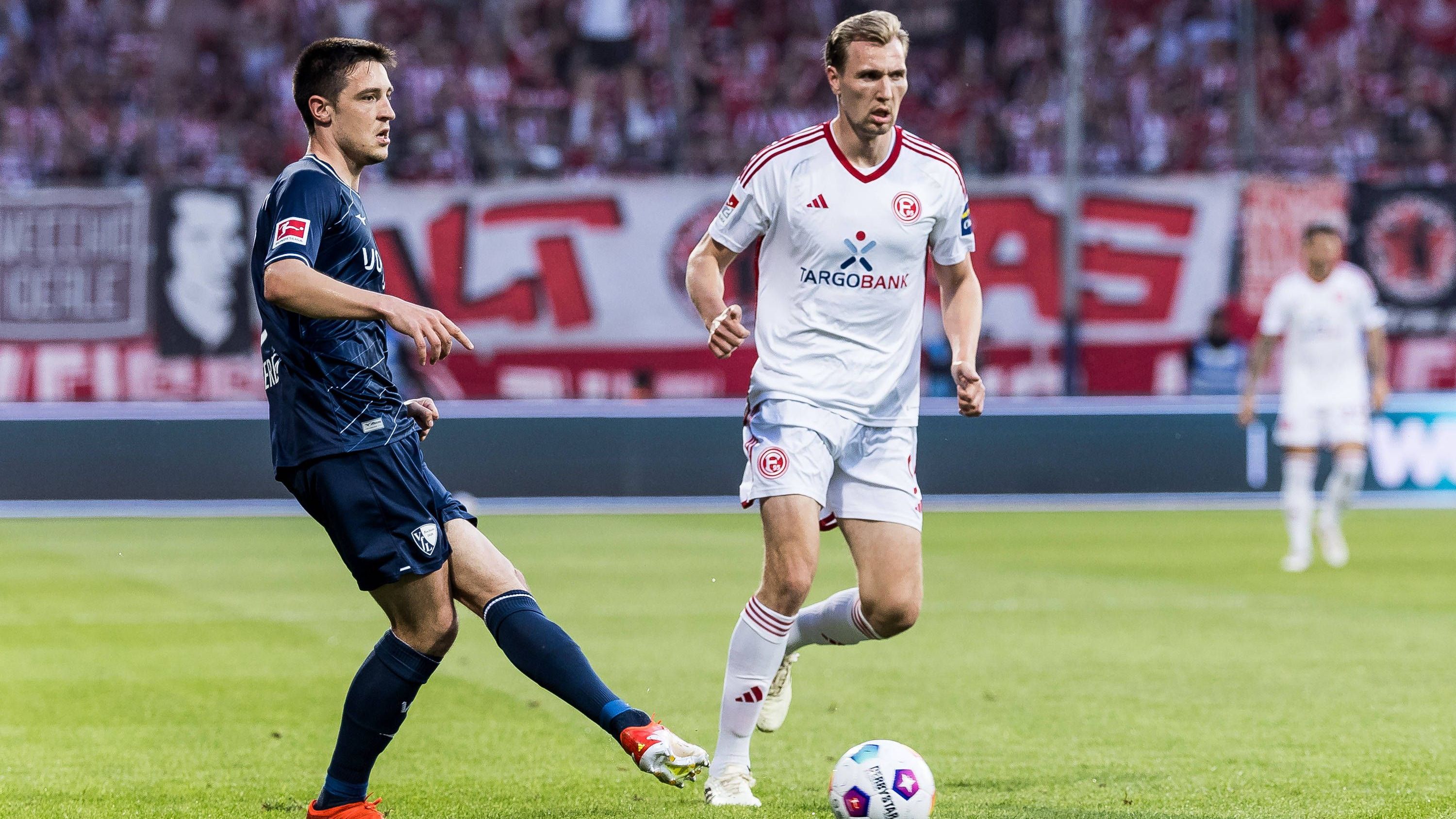 <strong>Keven Schlotterbeck (VfL Bochum)</strong><br>In der Innenverteidigung weitgehend fehlerfrei, mit einem guten Stellungsspiel. Verlässlich, überzeugt zumindest größtenteils mit starker Übersicht. Kann die deutliche Pleite aber auch nicht verhindern. <strong><strong><em>ran</em></strong>-Note: 3</strong>