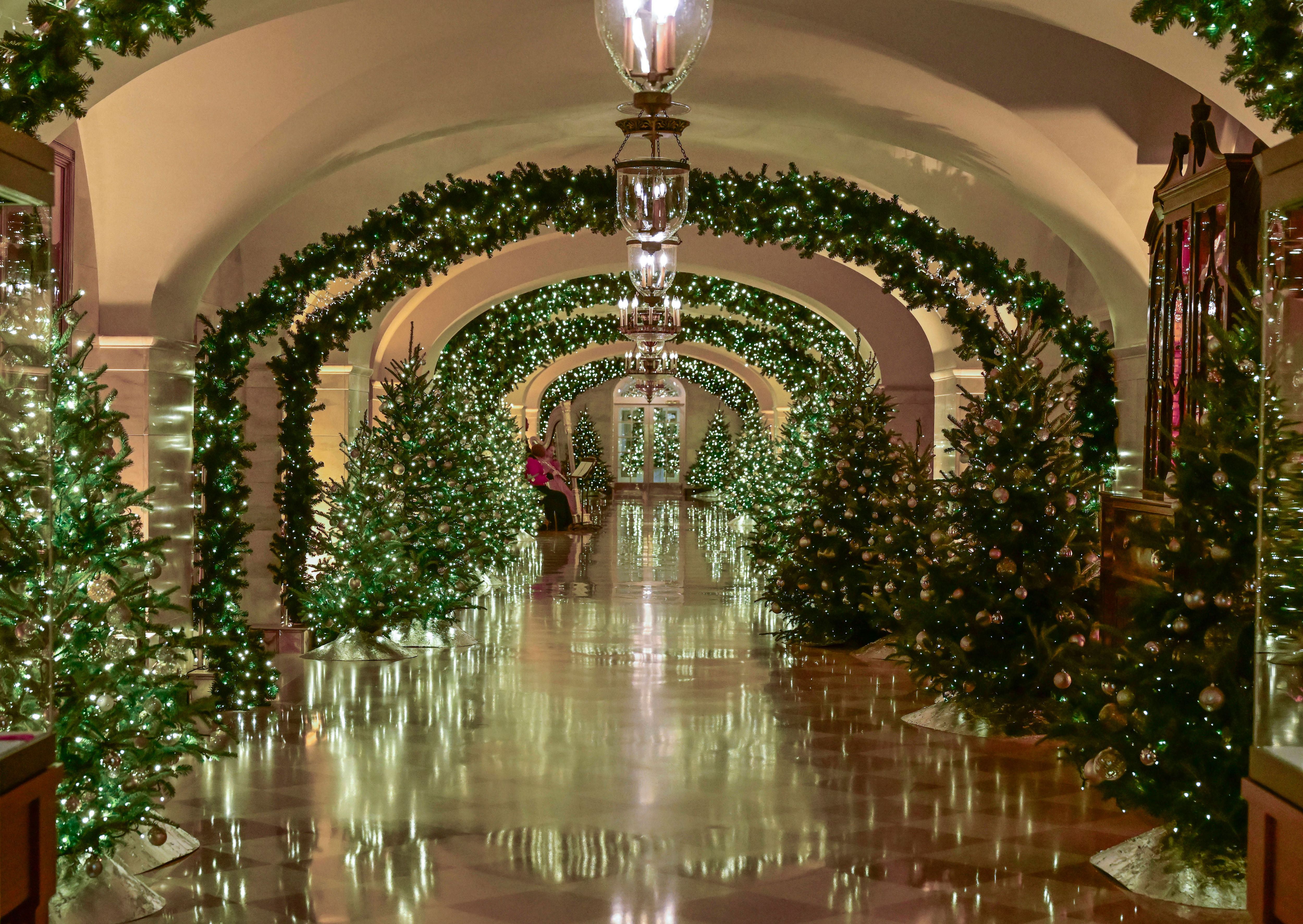 Es glitzert und strahlt: Die Gänge im Weißen Haus sind mit jeder Menge Weihnachtsdekoration geschmückt.