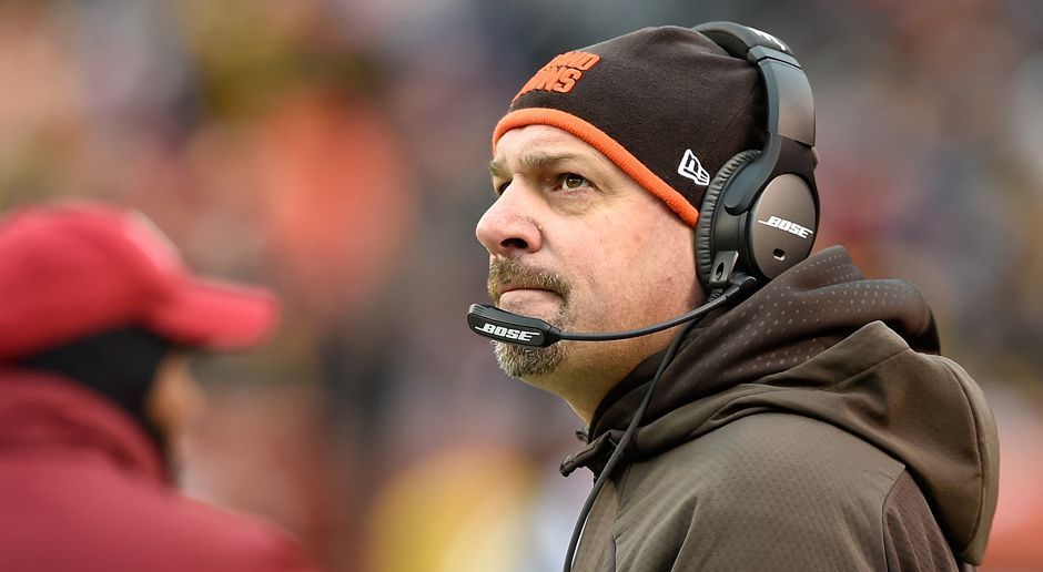 
                <strong>Mike Pettine (Defensive Coordinator Green Bay Packers)</strong><br>
                Auf der anderen Seite des Balles übernimmt Mike Pettine. Der 51-Jährige folgt als Defensive Coordinator auf Dom Capers. Für Pettine ist es der erste Trainerjob seit seinem Engagement bei den Cleveland Browns, für die er zwischen 2014 und 2015 als Head Coach tätig war (Bilanz: 10-22). Pettine arbeitete in der Vergangenheit außerdem bereits als Defensive Coordinator für die New York Giants (2009 bis 2012) und die Buffalo Bills (2013).
              