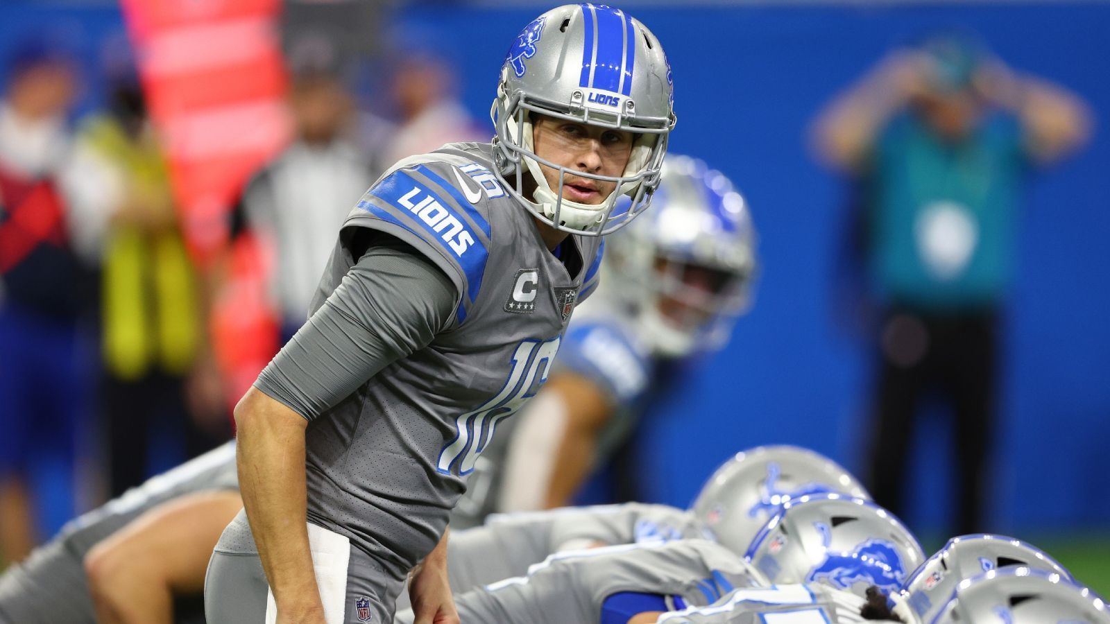 
                <strong>Jared Goff (Detroit Lions)</strong><br>
                Die Erwartungen in Detroit an Jared Goff waren zwar nicht hoch, dass die Saison mit elf Spielen in Serie ohne Sieg beginnen würde, damit haben wohl auch die größten Pessimisten nicht gerechnet. Für viele Experten war Goff bei den Rams "nur" derjenige, der die Vorgaben von Mastermind Sean McVay in Los Angeles umsetzt, das scheint sich nun mit einem Rookie-Head-Coach an der Seitenlinie zu bestätigen. Sollten die Lions Goff günstig ersetzen können, wird man sich am Lake Michigan Gedanken darüber machen müssen.
              