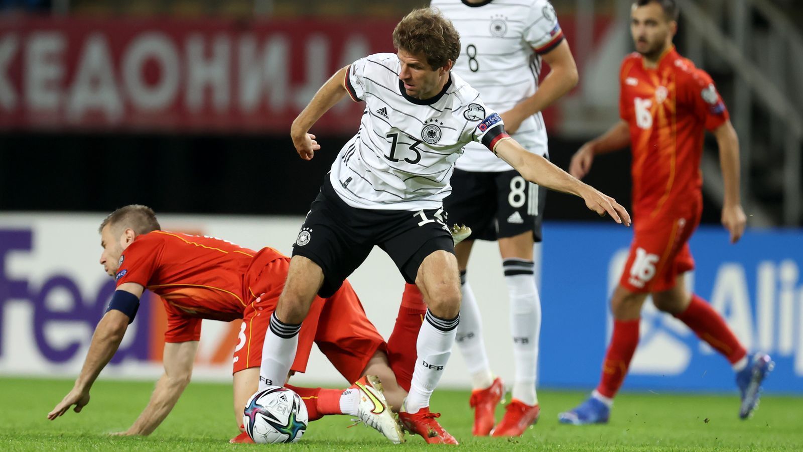 
                <strong>Thomas Müller</strong><br>
                Fleißig wie immer, aber auch er kann kaum Impulse im Spiel nach vorne setzen, bleibt bei vielen Aktionen blass, unauffällig und zu ungenau. Dafür mit Überblick beim Konter zur 1:0-Führung. Danach verbessert, belohnt sich mit einer weiteren, sehr sehenswerten Vorlage. ran-Note: 2
              