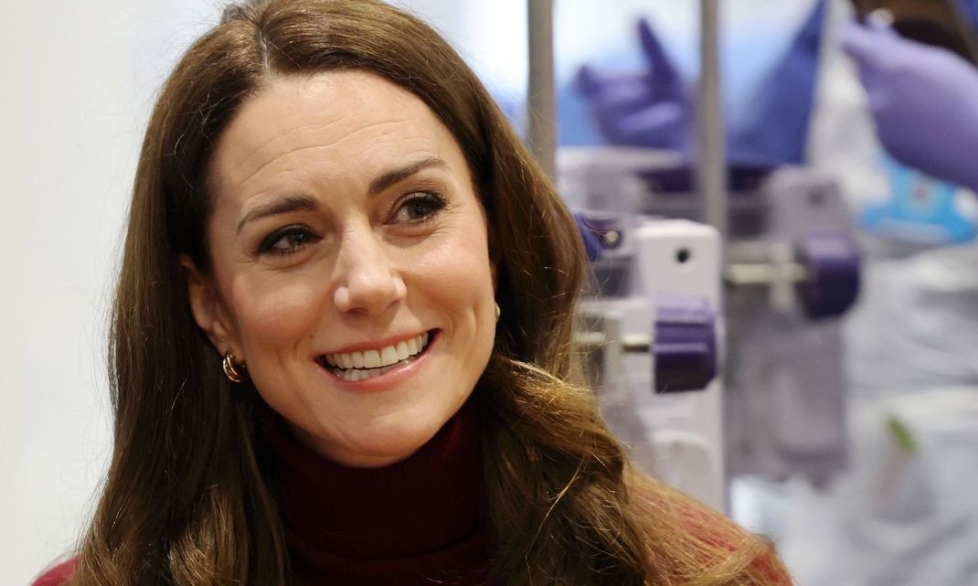 Kate, Prinzessin von Wales, bei einem Besuch im Royal Marsden Hospital in London, wo sie wegen ihrer Krebserkrankung behandelt wurde, um sich persönlich beim Personal für ihre Behandlung zu bedanken