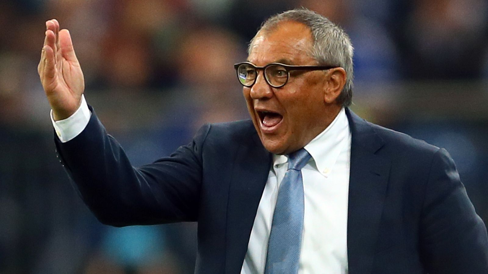 
                <strong>Co-Trainer: Felix Magath (FC Schalke 04)</strong><br>
                Er dagegen ist tatsächlich wegen seiner revolutionären Ideen hier: Felix Magath. Was er beim VfL Wolfsburg begann, führte er beim FC Schalke fort - das Transfersystem nicht als Transfersystem, sondern als Import-Export-Maschinerie zu begreifen, bei dem der Grundsatz "mehr ist immer besser" gilt. Noch zwei Neuzugänge mehr und Königsblau hätte 2009 die Nordkurve zur Auswechselbank umfunktionieren müssen. Felix, du Legende.
              