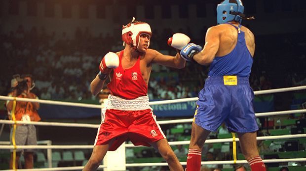 
                <strong>Oscar de la Hoya (1992)</strong><br>
                Oscar de la Hoya (1992): Der Amerikaner gewann 1992 bei den Olympischen Spiele in Barcelona Gold im Boxen - sein Weg in die Profiszene, in der er gegen unter anderem gegen Floyd Mayweather, Manny Pacquiao und Felix Sturm antrat. Dem heute 43-Jährigen gelang es, in sechs verschiedenen Gewichtsklassen Weltmeister zu werden. Nicht umsonst trägt er den Kampfnamen "Golden Boy".
              