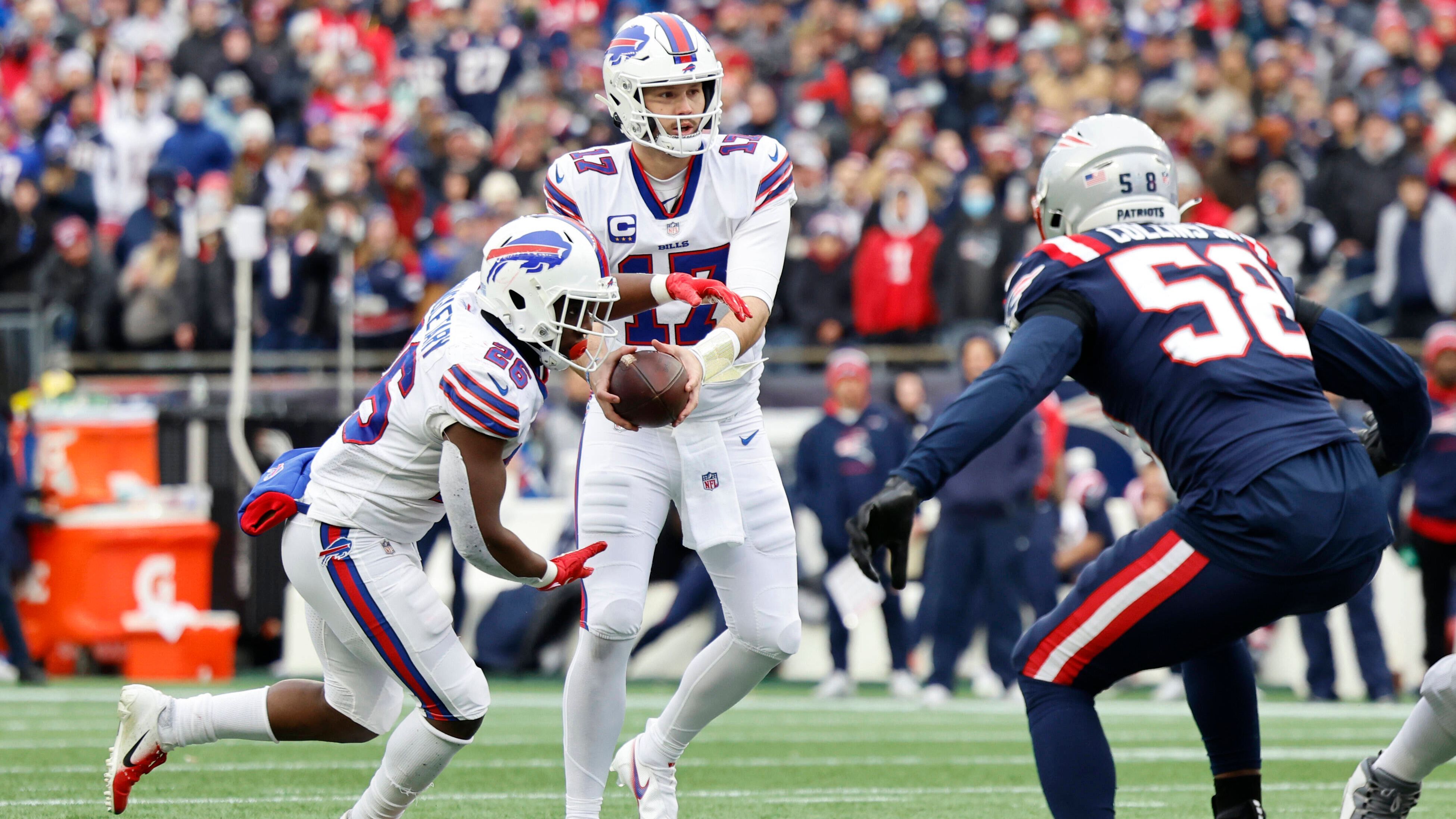 
                <strong>Gewinner: Buffalo Bills</strong><br>
                Nach dem AFC-North-Showdown kam es auch in der AFC East zum vorgezogenen Endspiel zwischen den Buffalo Bills und den New England Patriots, das Buffalo mit 33:21 klar für sich entscheiden konnte. Quarterback Josh Allen spielte groß auf und verzeichnete 314 Passing Yards und drei Touchdowns. Hinzu kamen starke 64 Rushing Yards. Nachdem die Receiver Gabriel Davis und Cole Beasley auf die Covid-Liste mussten, sprang Isaiah McKenzie in die Bresche und wusste mit elf Receptions für 125 Receiving Yards und einem Touchdown zu überzeugen.
              