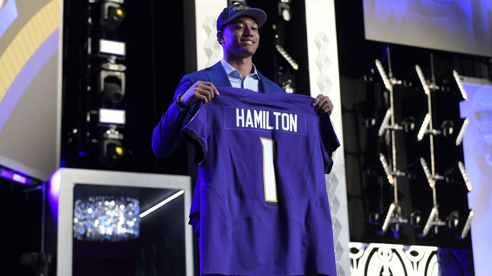 
                <strong>Baltimore Ravens</strong><br>
                &#x2022; 14. Pick (Runde 1): Kyle Hamilton (S, Notre Dame)<br>&#x2022; 25. Pick (Runde 1): Tyler Linderbaum (C, Iowa)<br>&#x2022; 13. Pick (Runde 2): David Ojabo (OLB, Michigan)<br>&#x2022; 12. Pick (Runde 3): Travis Jones (DT, UConn)<br>&#x2022; 5. Pick (Runde 4): Daniel Faalele (OT, Minnesota)<br>&#x2022; 14. Pick (Runde 4): Jalyn Armour-Davis (CB, Alabama)<br>&#x2022; 23. Pick (Runde 4): Charlie Kolar (TE, Iowa State)<br>&#x2022; 25. Pick (Runde 4): Jordan Stout (P, Penn State)<br>&#x2022; 34. Pick (Runde 4): Isaiah Likely (TE, Coastal Carolina)<br>&#x2022; 36. Pick (Runde 4): Damarion Williams (CB, Houston)<br>&#x2022; 17. Pick (Runde 6), Tyler Badie (RB, Missouri)<br>
              