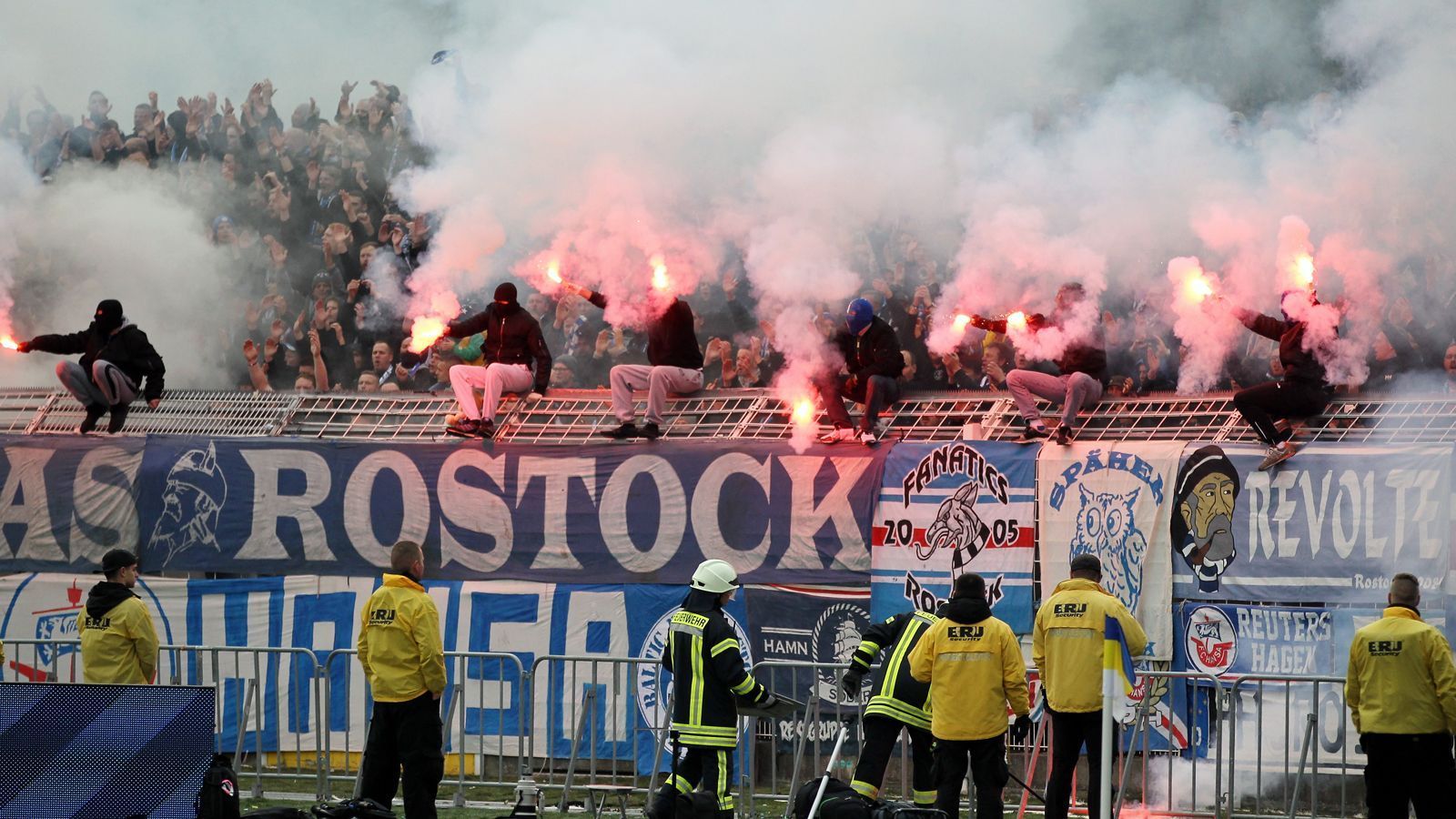 
                <strong>Ausschreitungen in Jena</strong><br>
                Bereits vor dem Spielbeginn zünden die Ultras der Gäste von der Ostsee Pyrotechnik. Dadurch verzögert sich zunächst einmal der Anstoß.
              