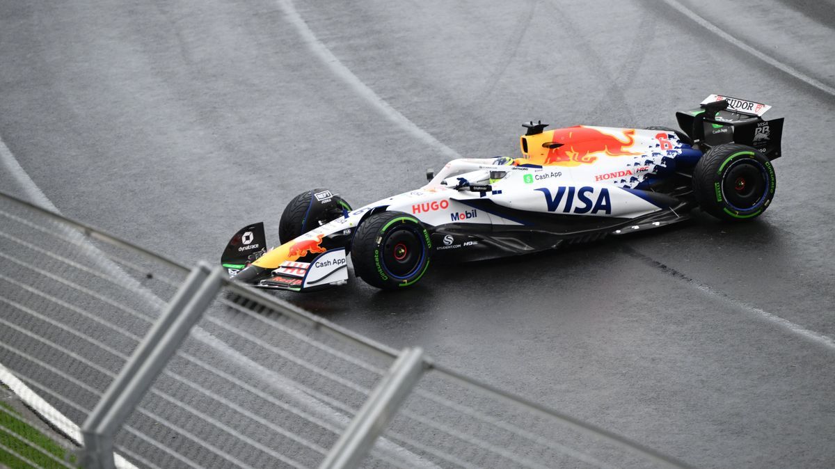 AUSTRALIAN GRAND PRIX, Isack Hadjar of Racing Bulls crashes on turn 1 during the Australian Formula One Grand Prix at Albert Park in Melbourne, Victoria, Sunday, March 16, 2025. ( !ACHTUNG: NUR RED...