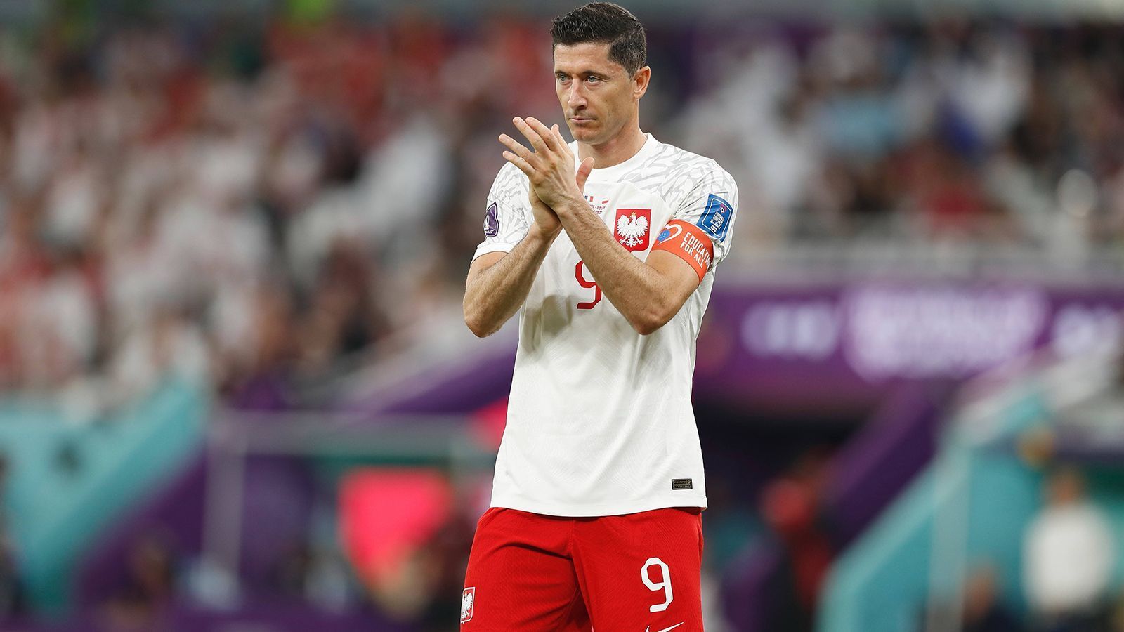 
                <strong>Robert Lewandowski (Polen)</strong><br>
                Lewandowski erzielte gegen Saudi-Arabien zwar endlich seinen ersten WM-Treffer, blieb im weiteren Verlauf des Turniers aber blass. Traf im Achtelfinale gegen Frankreich zwar kurz vor Schluss zum 1:3, war während des Spiels aber abgemeldet und nur selten zu sehen. Zudem kritisierte er öffentlich die defensive Taktik des Trainers. Hat das Problem, dass er in einer Mannschaft spielt, die nur mit wenigen weiteren Stars gespickt ist. Die kommende Europameisterschaft in Deutschland könnte sein letztes Turnier sein.
              