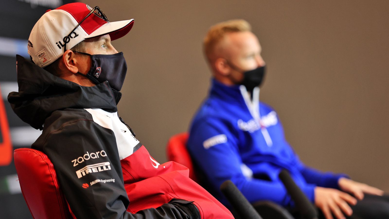 
                <strong>Kimi Räikkönen (Alfa Romeo)</strong><br>
                Nikita Mazepin hat sich mal wieder den Zorn eines Kollegen zugezogen. Während des 1. Freien Trainings zum zweiten Österreich-GP kassierte er den Stinkefinger von Kimi Räikkönen. Der "Iceman" musste in seinem Alfa Romeo eine drohende Kollision durch Abbremsen verhindern. Mazepin war gerade auf dem Weg in die Box. Räikkönen fluchte in dieser Saison schon mehrmals über Mick Schumachers Teamkollegen bei Haas: In Barcelona und Baku war es wegen Mazepins Unaufmerksamkeiten schon zu Beinahe-Kollisionen gekommen.
              