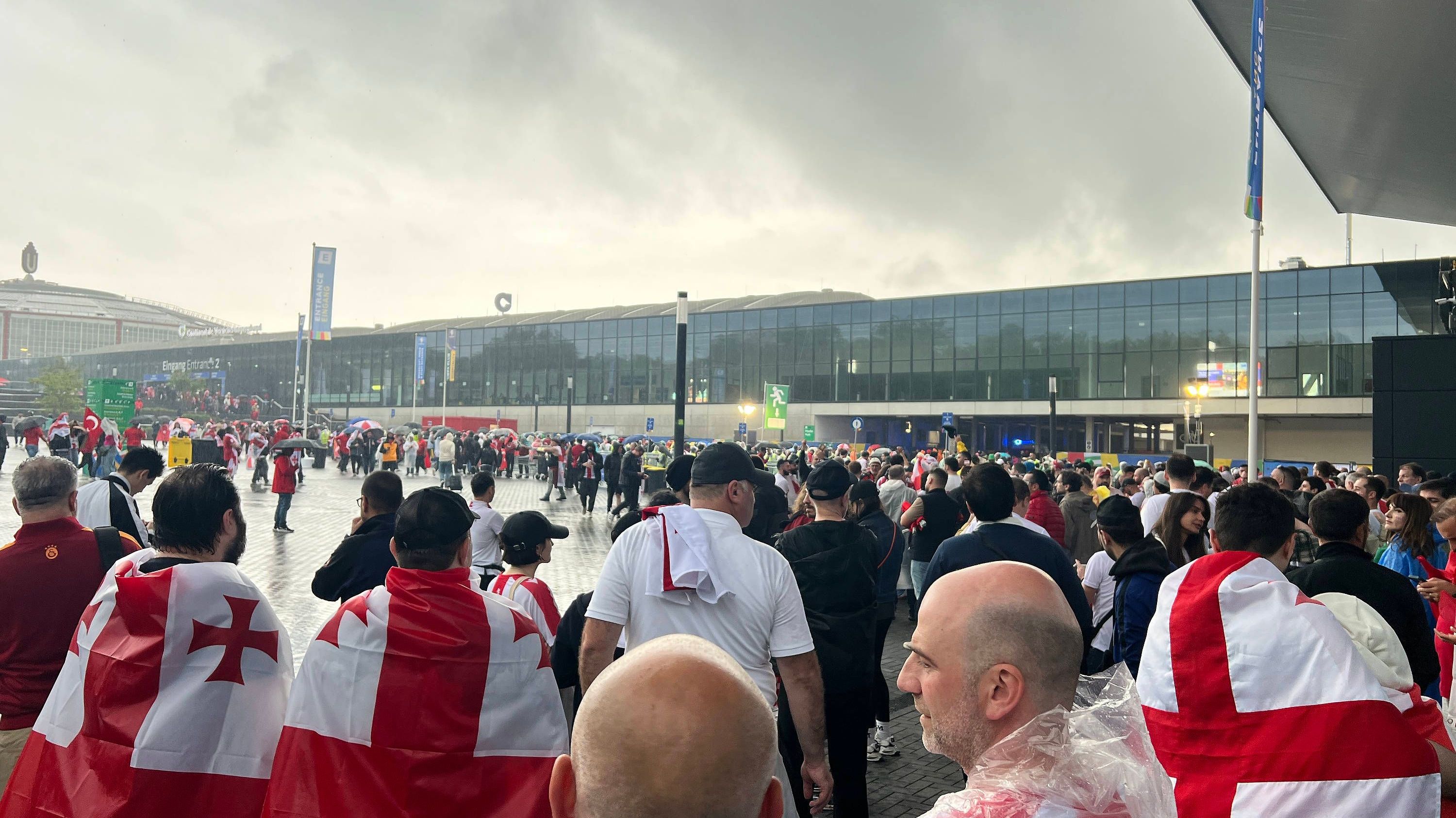 <strong>Wetter schwingt um</strong><br>Es fängt an zu regnen. Zahlreiche Fans müssen im strömenden Guss den Weg zum Stadion aufnehmen.