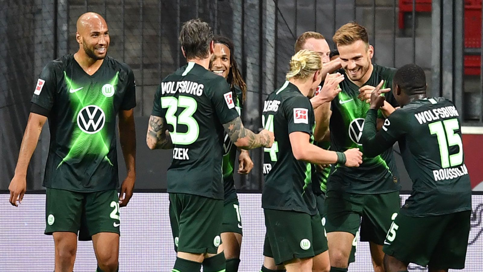 
                <strong>VfL Wolfsburg (6. Platz, 42 Punkte)</strong><br>
                Die Wölfe ließen zuletzt mit dem 4:1 gegen Bayer Leverkusen aufhorchen. Generell zeigt der Trend der Wolfsburger nach oben. Da der Rückstand auf Platz vier aber satte elf Punkte beträgt, bräuchte der VfL schon ein kleines Wunder, um noch in die Champions League zu kommen. Die Mannschaft von Trainer Oliver Glasner wird sich für die Europa League qualifizieren.
              