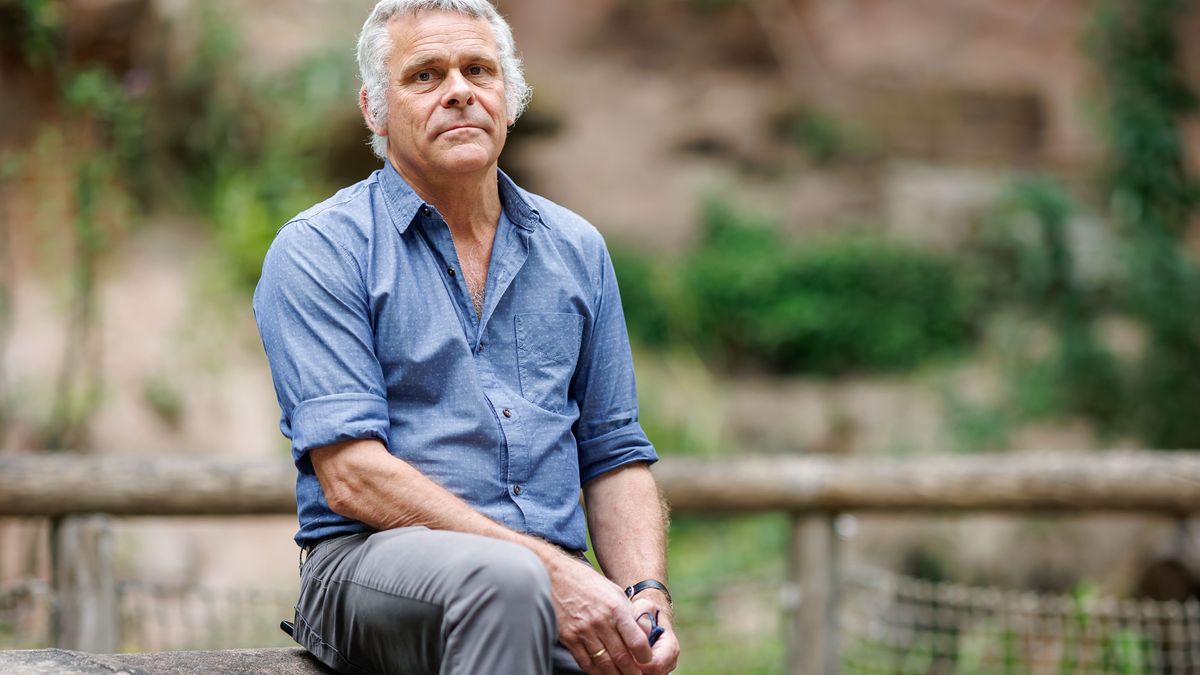 Dag Encke, Direktor des Tiergarten Nürnberg, sitzt vor einer Außenanlage.