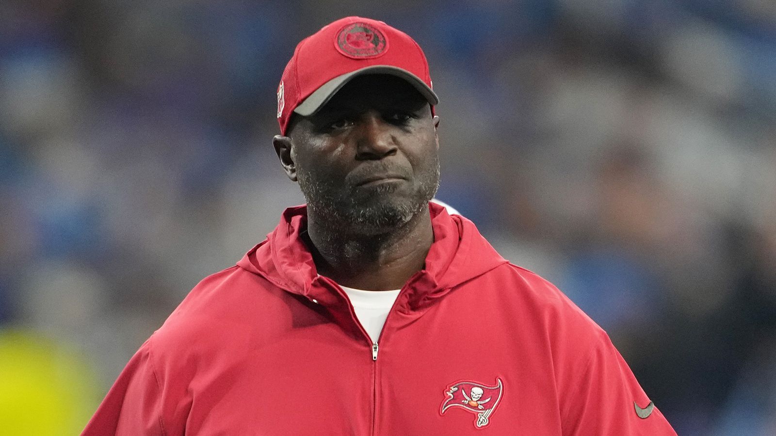 <strong>Verlierer: Todd Bowles (Tampa Bay Buccaneers)</strong><br>Wir reduzieren das hier auf eine Situation. Bowles führte das Team als Head Coach für die meisten überraschend bis in die Divisional Round und hielt mit den Lions lange mit. Aber mit ablaufender Uhr hätte der Trainer noch ein Timeout nehmen können, um den Team mit wenigen Sekunden eine Chance auf den Sieg oder die Overtime geben zu können. Doch er verzichtete mit kurioserweise: "Kein Grund, das Unvermeidliche in die Länge zu ziehen". Kein gutes Mindset.