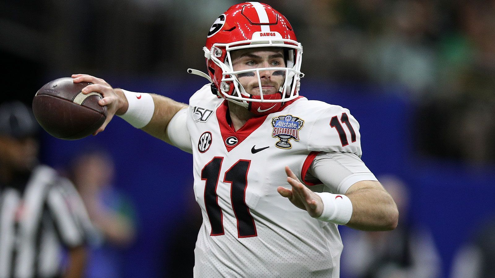 
                <strong>Jake Fromm (Draft)</strong><br>
                Vielleicht setzen die Patriots aber auch darauf, im Draft zuzuschlagen. Häufig genannt wird dabei Jake Fromm, der Quarterback der Georgia Bulldogs wird als Third Rounder gehandelt. Bereits in der Vergangenheit bediente sich Belichick gern bei der University of Georgia. Was ihm zudem bei Fromm zusagen dürfte: Dem Playmaker wird großer Fleiß nachgesagt. Allerdings bräuchte er den Eindrücken seiner letzten College-Saison nach einen erfahrenen Signal-Caller, der ihn an die Starter-Rolle heranführt. Auch den müssten die Patriots erst finden.
              