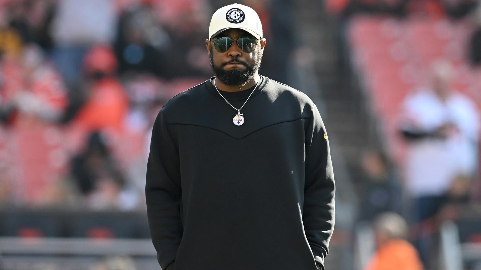 <strong>Beliebtester NFL-Coach: Mike Tomlin<br></strong>Auf die Frage, unter welchem Coach die Spieler am liebsten spielen möchte, wurde Steelers-Trainer Tomlin am häufigsten gewählt. Der 51-Jährige landete nur knapp vor Mike McDaniel von den Miami Dolphins. Auf dem geteilten dritten Platz: Andy Reid (Kansas City Chiefs) und Dan Campbell (Detroit Lions).