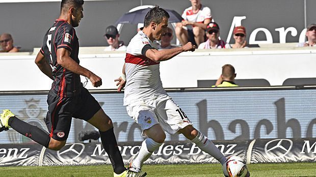 
                <strong>Fleißigster Flankengeber: Filip Kostic</strong><br>
                Fleißigster Flankengeber: Filip Kostic. Niemand bringt die Kugel so häufig von der Außenbahn in den Strafraum wie der Serbe vom VfB Stuttgart. Schon 46 Mal sucht der 22-Jährige auf diese Weise Daniel Ginczek und Co. - allerdings findet nur etwa jede vierte seiner Hereingaben einen Teamkollegen.
              