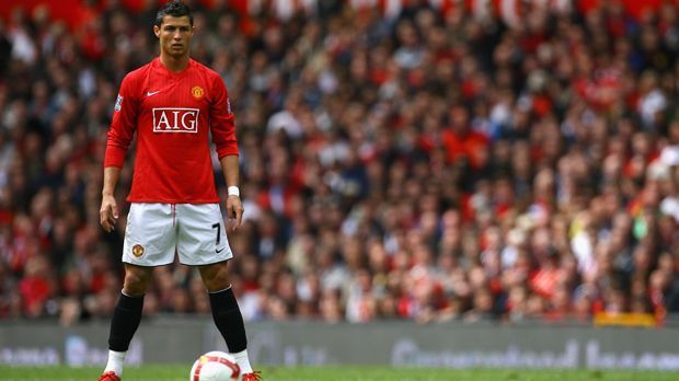
                <strong>Cristiano Ronaldo</strong><br>
                Linkes Mittelfeld: Cristiano Ronaldo. Auch der Weltfußballer darf als ehemaliger Manchester-Star nicht fehlen. "Ein brillianter Spieler, der Tore auf jede erdenkliche Art und Weise schießen kann," sagt Giggs über den Portugiesen. Mit 18 Jahren kam Ronaldo zu den "Red Devils" und wurde fünf Jahre später mit 31 Treffern erstmals Torschützenkönig in der Premier League. 
              