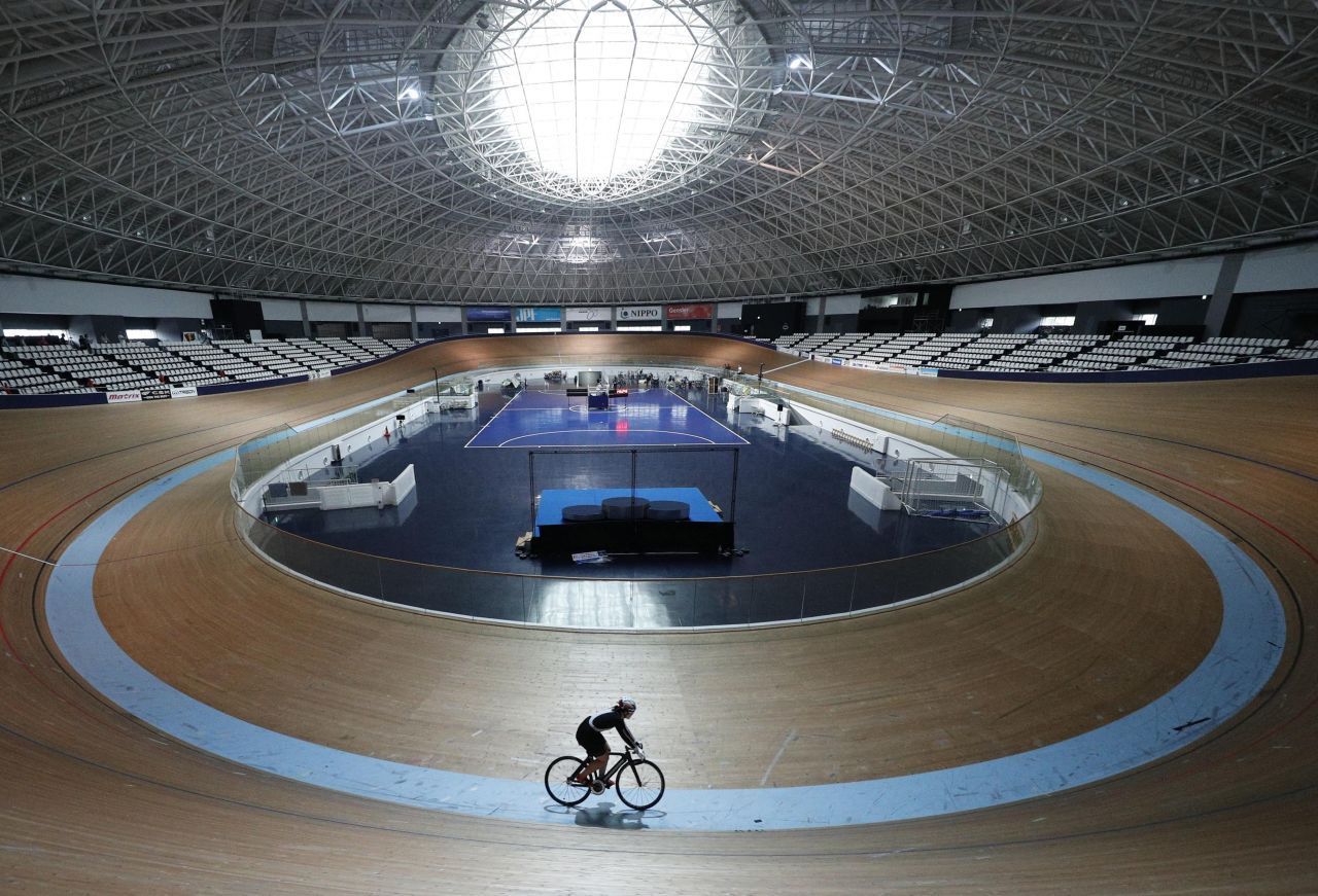 Izu Velodrome Tokio: Eine hölzerne 250-Meter-Bahn erwartet die Radlerinnen und Radler. Die Sportstätte liegt allerdings in der Präfektur Shizuoka, gut 120 Kilometer von Tokio entfernt. Entworfen wurde das Velodrom von einem Spezial-Architekturbüro aus Münster, eröffnet wurde es 2011.