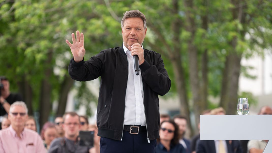 Vizekanzler Robert Habeck spricht beim Demokratiefest im Berliner Regierungsviertel. 