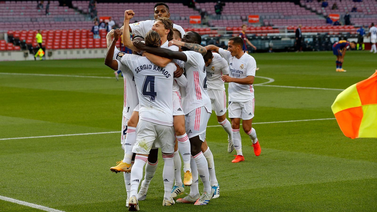 
                <strong>Der Beginn einer wilden Achterbahnfahrt</strong><br>
                Im Clasico musste Real nur drei Tage später nach Barcelona ins Camp Nou. Dort schossen Federico Valverde, Sergio Ramos und Luka Modric einen 3:1-Sieg für die Königlichen heraus, über den man sich in Madrid aber nur kurz freuen konnte: Auch der folgende zweite Auftritt in der Champions League ließ Fans und Experten ratlos zurück, gegen Borussia Mönchengladbach zitterten sich die Spanier in der dritten Minute der Nachspielzeit noch zu einem 2:2. Schon früh in der Saison glichen Reals Auftritte einer Achterbahnfahrt.
              