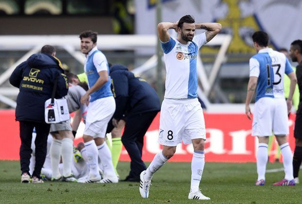 
                <strong>Federico Mattiellos Beinbruch</strong><br>
                Bilder, die nichts für schwache Nerven sind. Beim Spiel zwischen AS Rom und Chievo Verona bricht sich Federico Mattiello das Bein. Nach der Szene sind Mit- und Gegenspieler sichtlich geschockt. Doch was war passiert?
              