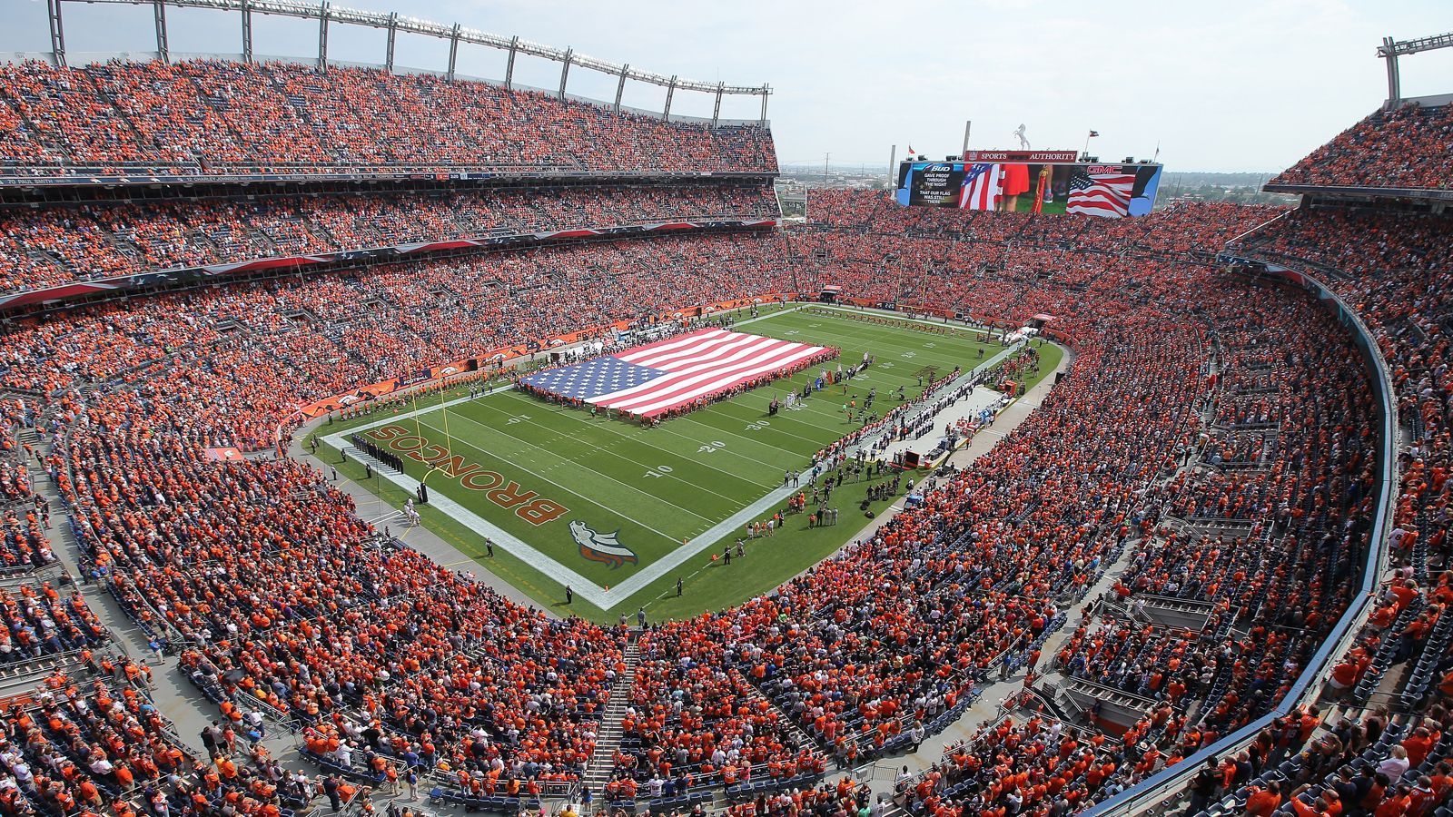 <strong>Denver Broncos: Empower Field at Mile High</strong><br>
                • Kapazität: 76.125&nbsp;<br>• Eröffnung: August 2001&nbsp;<br>• Kosten: 400,7 Millionen Dollar <br>• Eigentümer:&nbsp;Metropolitan Football Stadium District